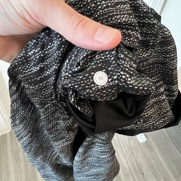 B77 Lululemon THE Short Linerless 11" Size Medium Color Black Grey - Picture 5 of 5